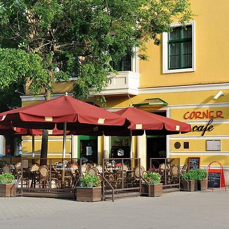 Dunaújváros Corner Hotel & Kavehaz מראה חיצוני תמונה