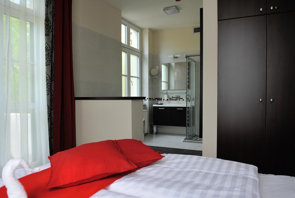 Dunaújváros Corner Hotel & Kavehaz חדר תמונה