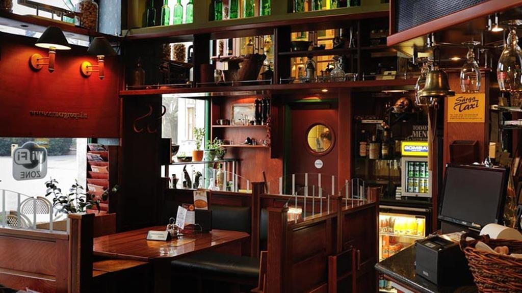 Dunaújváros Corner Hotel & Kavehaz מראה חיצוני תמונה
