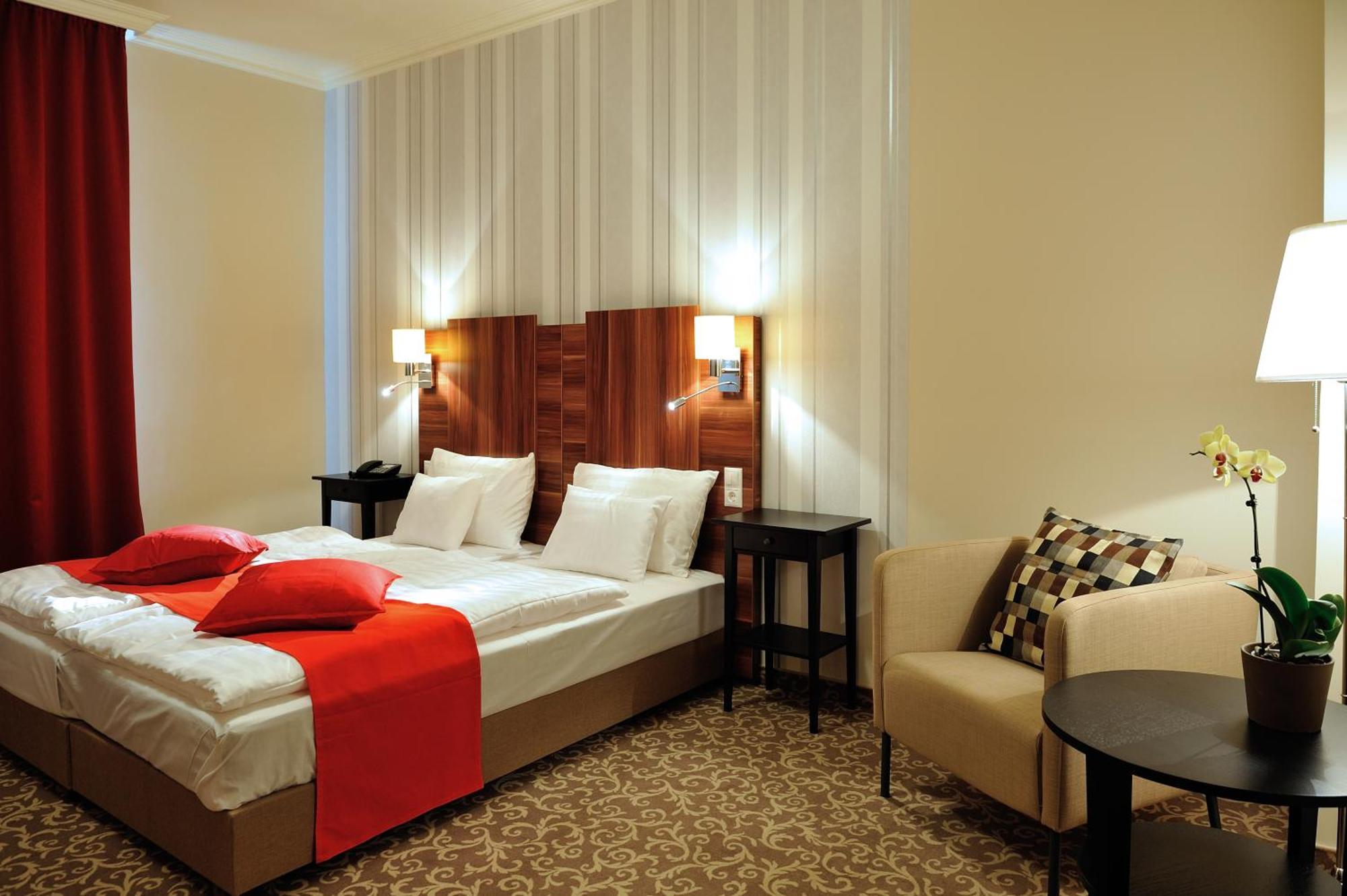 Dunaújváros Corner Hotel & Kavehaz מראה חיצוני תמונה